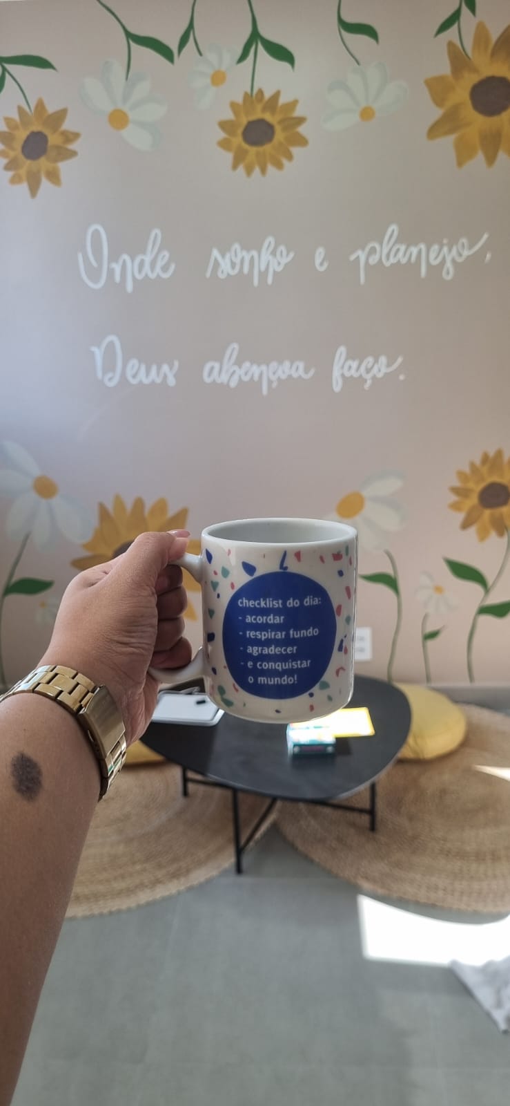 Detalhe de caneca com frase motivacional no consultório